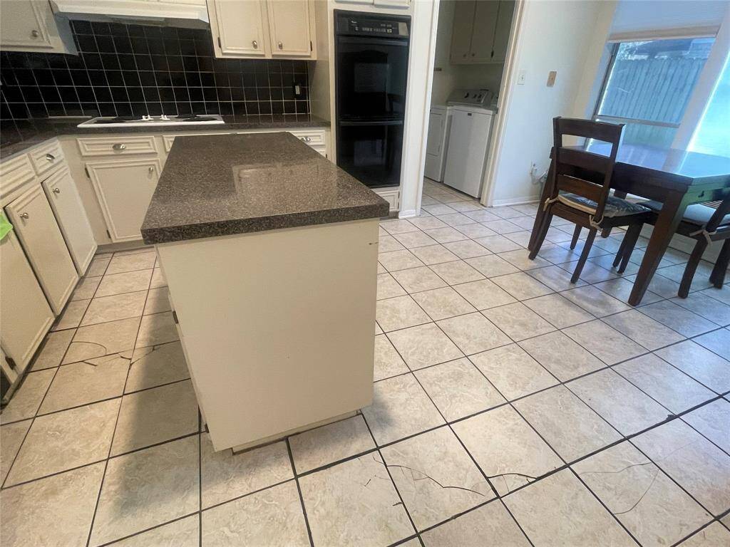 Bright kitchen w/ lots of windows