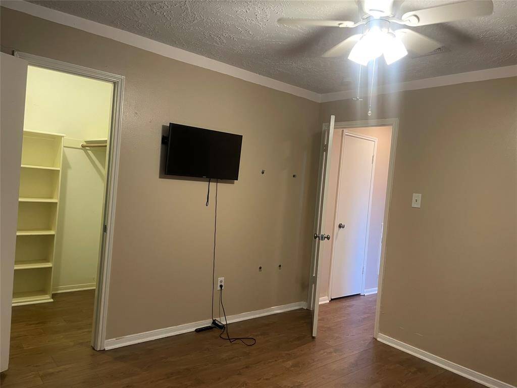 Secondary bath in hallway