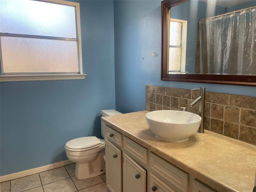 Secondary bath with tub & shower