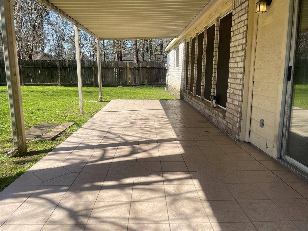 Covered patio with tiled flooring