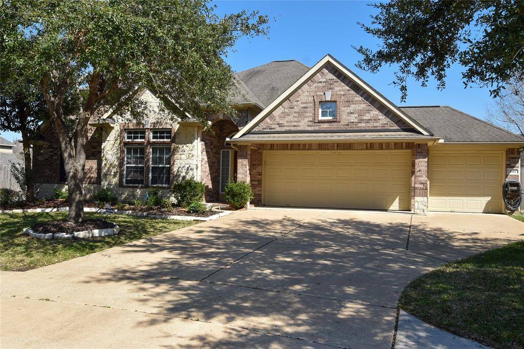 Welcome to this stunning cul-de-sac home in the heart of Pearland! Sitting on an expansive 15,151 sq. ft. lot, this home boasts charming curb appeal, a three-car garage, and a spacious driveway—offering both beauty and functionality.