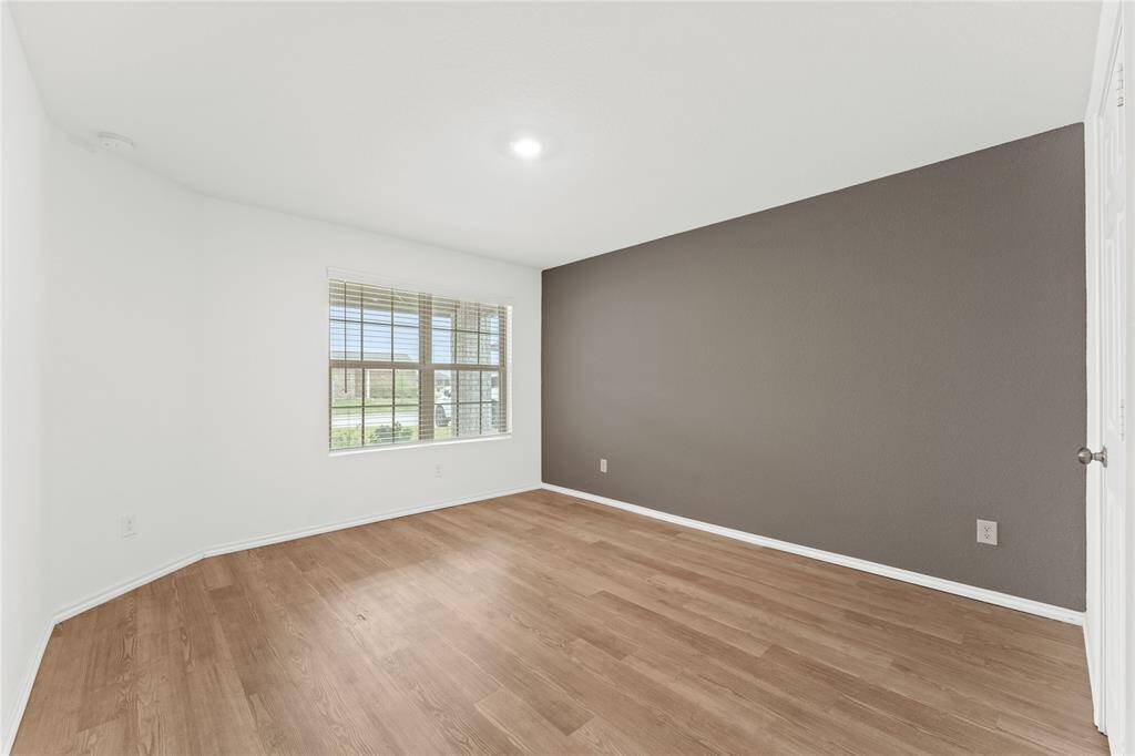 Game room with two windows, and neutral walls. It's ideal for a cozy office or reading nook.