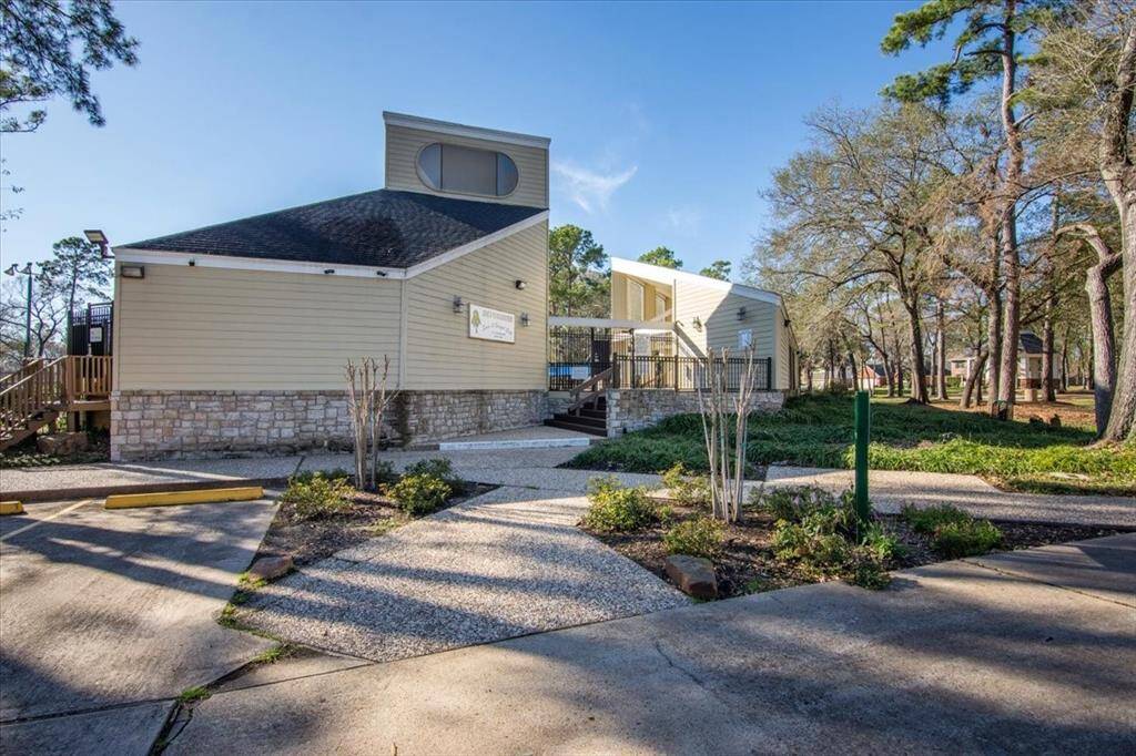 Community amenities. Pool.