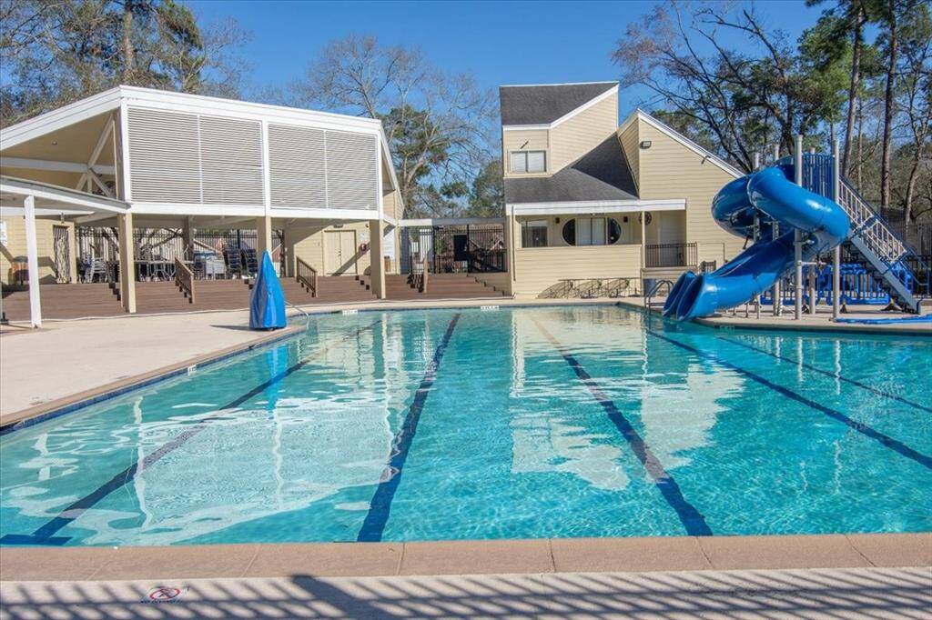 Community amenities. Pool.