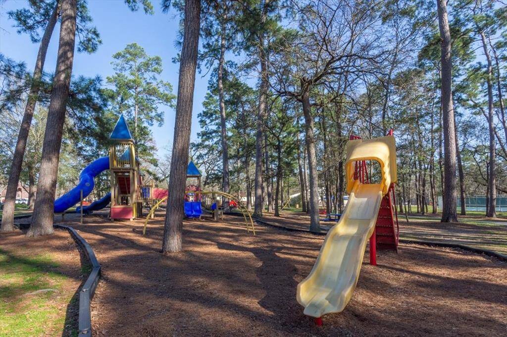 Community amenities. Playground.