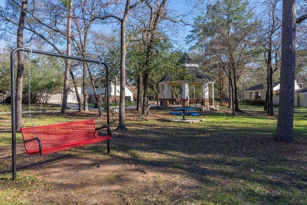 Community amenities. Playground.