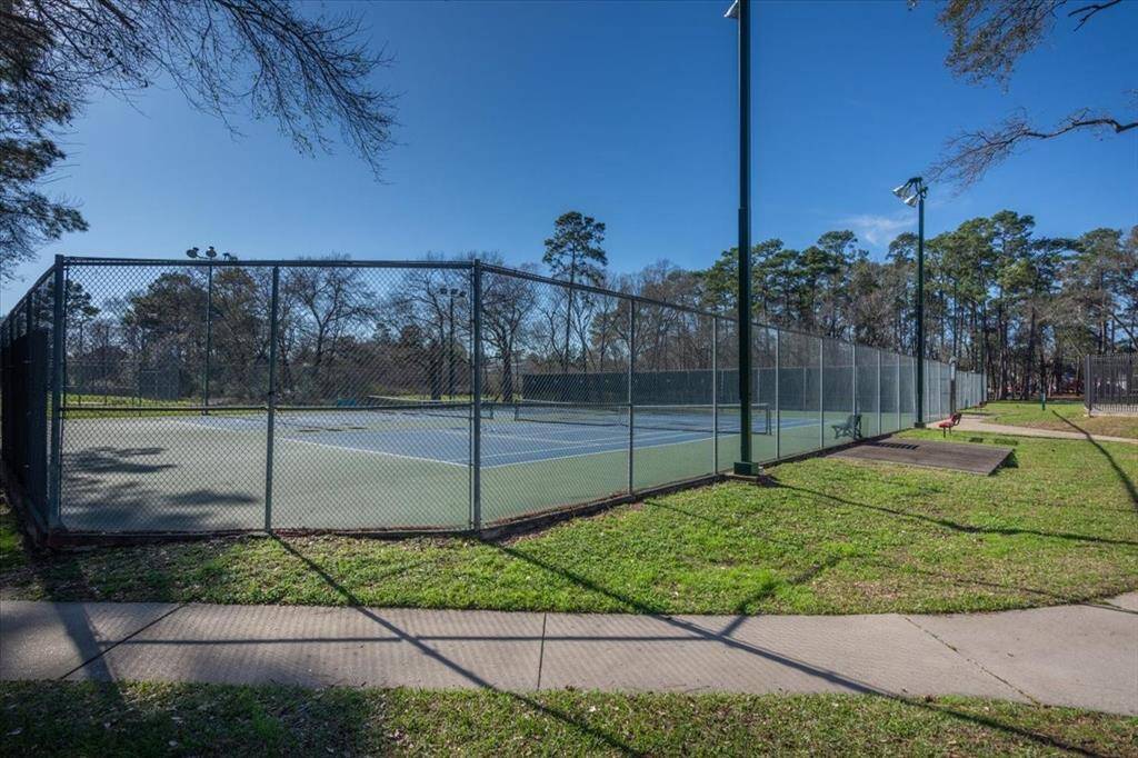 Community amenities. Tennis court.