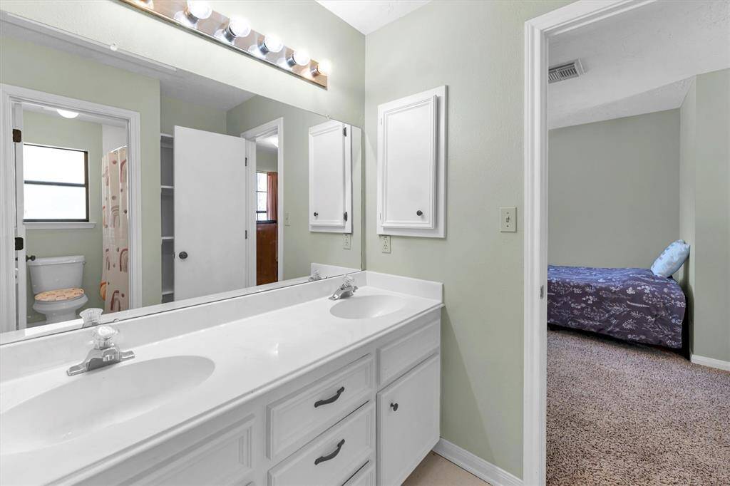 Jack and Jill bathroom for Bedrooms 3 and 4