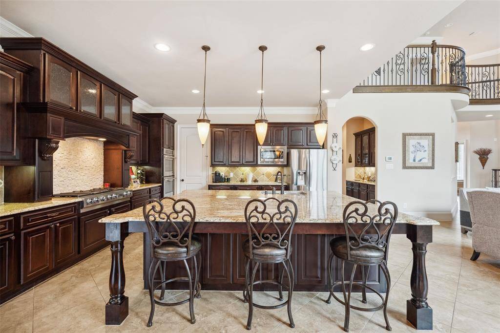 if you want a chef's kitchen with LARGE ISLAND, this one is for you.