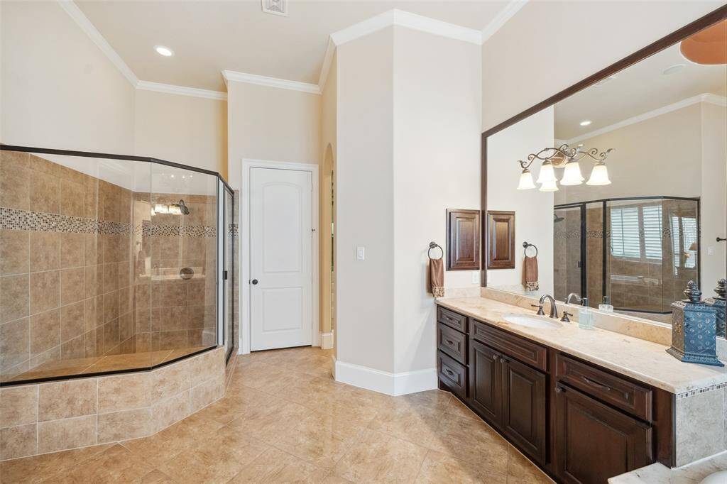 Another glimpse of the exquisite en suite.