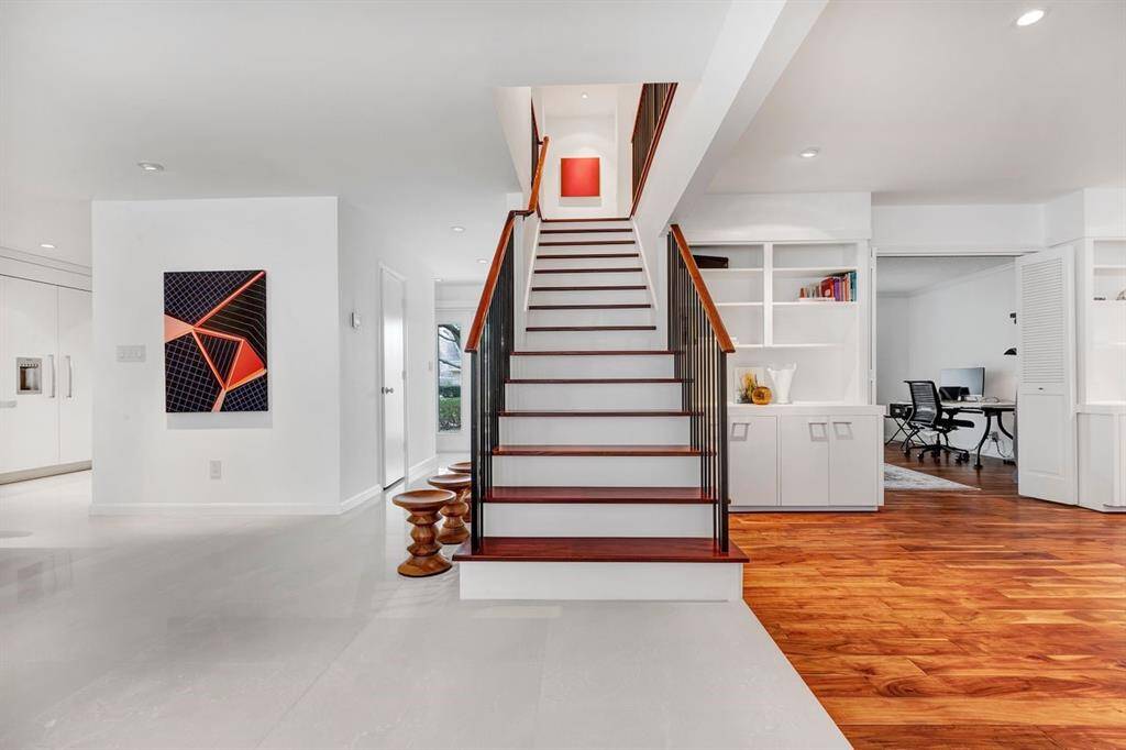 Rich in character, the natural variations in the acacia flooring elevate the striking design elements of this space, adding depth and dimension. The warm wood tones contrast beautifully with the sleek porcelain tile and crisp white walls, creating a visually dynamic and sophisticated aesthetic.