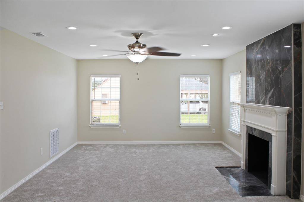 Flooded with natural light, this inviting space features a cozy fireplace and elegant finishes, the perfect setting for relaxation and entertaining.