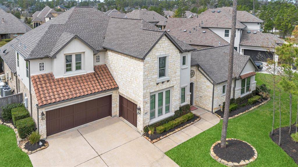 Welcome to your new home that comes with a stunning pool/spa combo!
