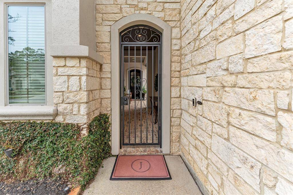 Front Gate Entry to Courtyard