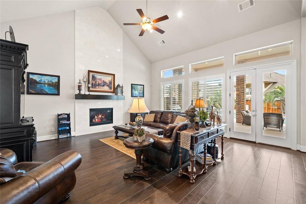 Gorgeous Marble fireplace w/gas logs & remote!