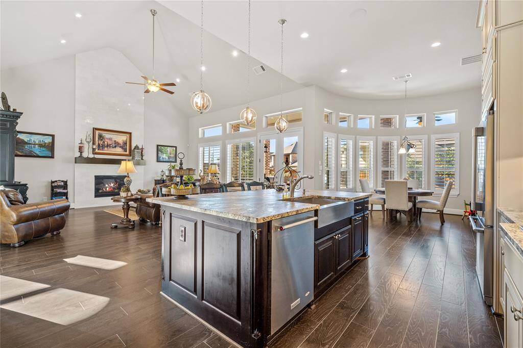 Double ovens,pot filler, walk in pantry w/extra shelving!