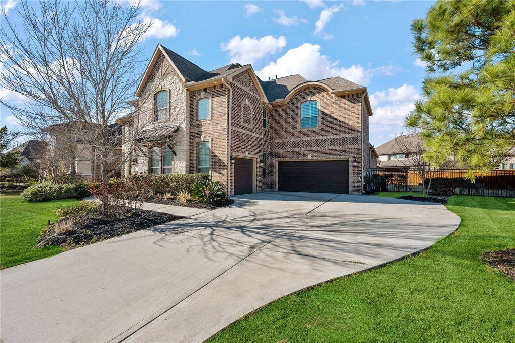 3 CAR GARAGE W/ADDITIONAL PARKING!
