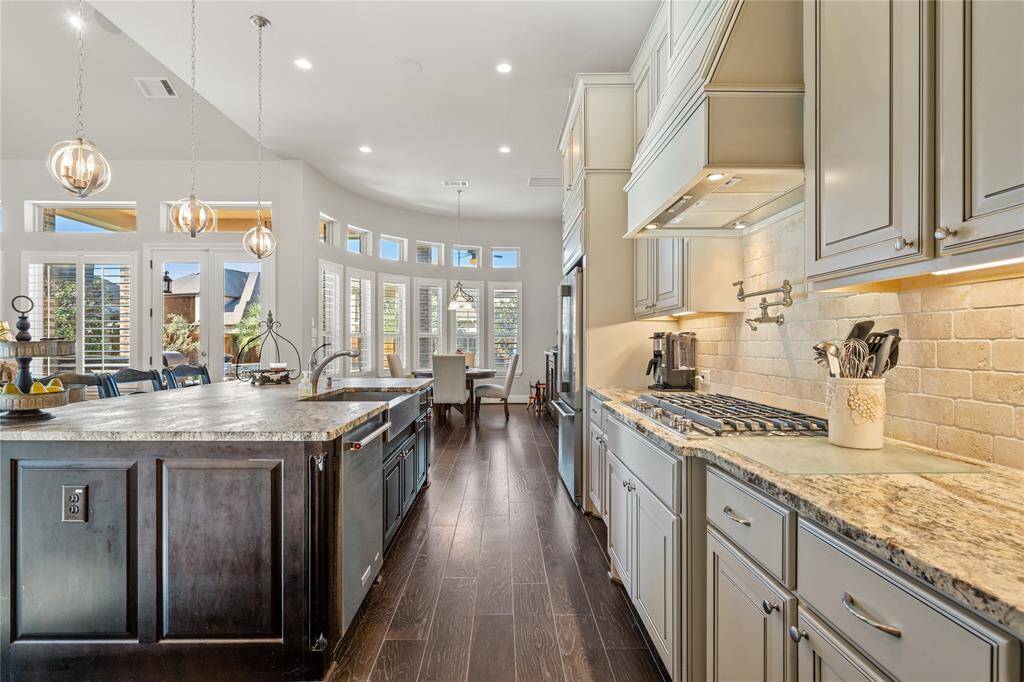 Picture yourself in this gourmet kitchen w/Granite countertops!
