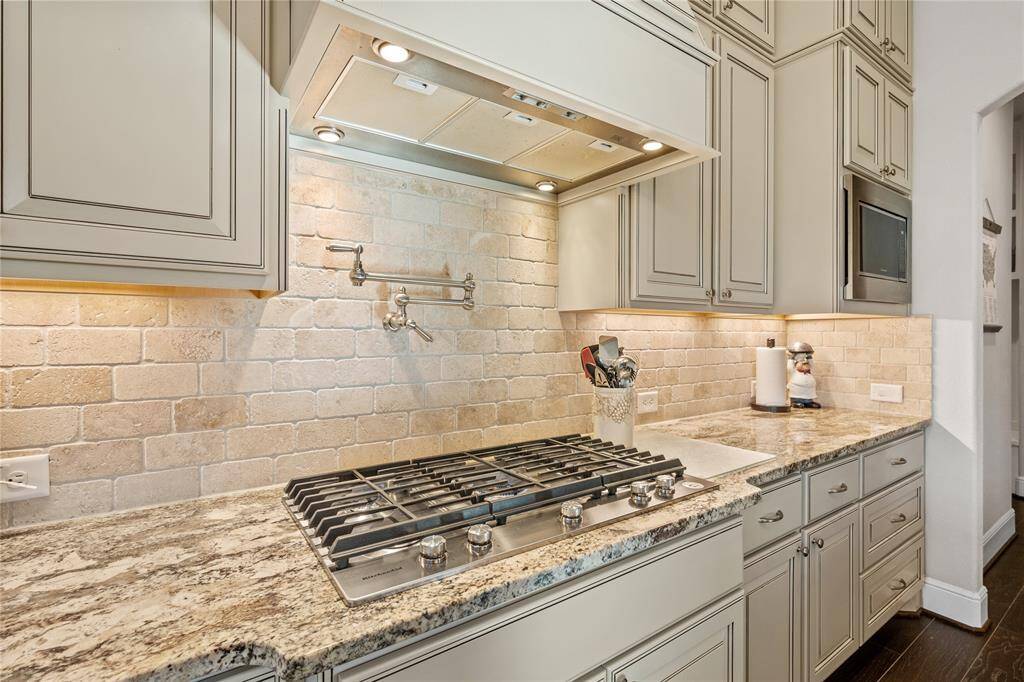 Gas cooktop & pot filler!