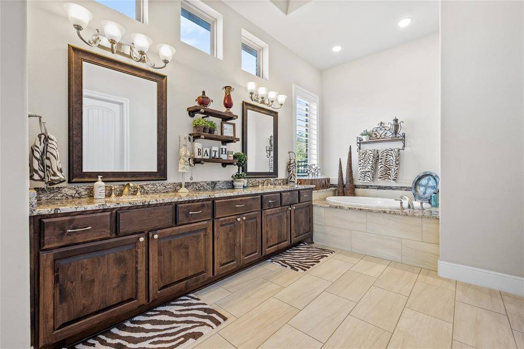 Primary bath w/whirlpool tub & walk in shower!