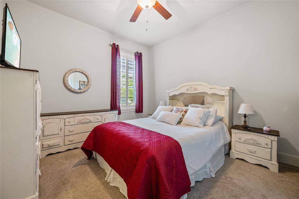 Guest bedroom down w/huge closet & full bath!