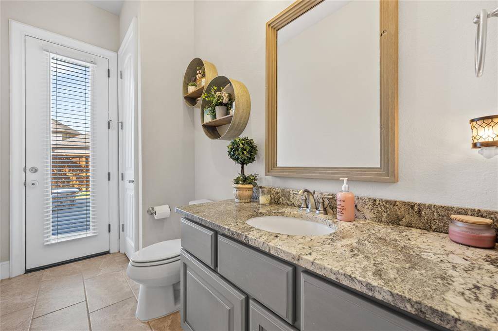 Powder bath down with exit to pool area!