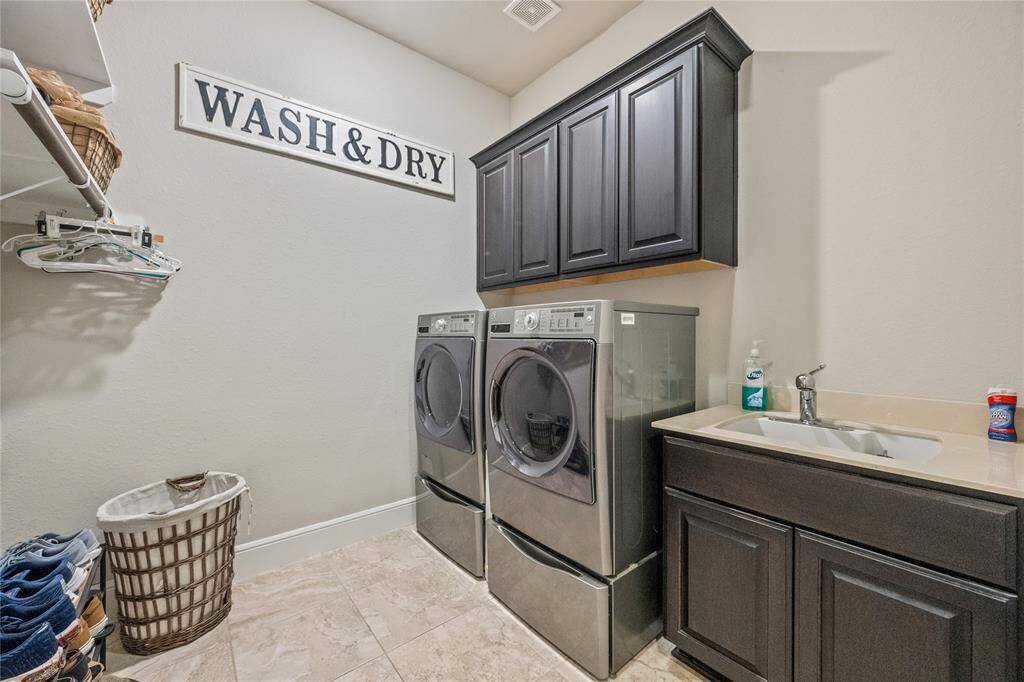 Utility room & deep sink!