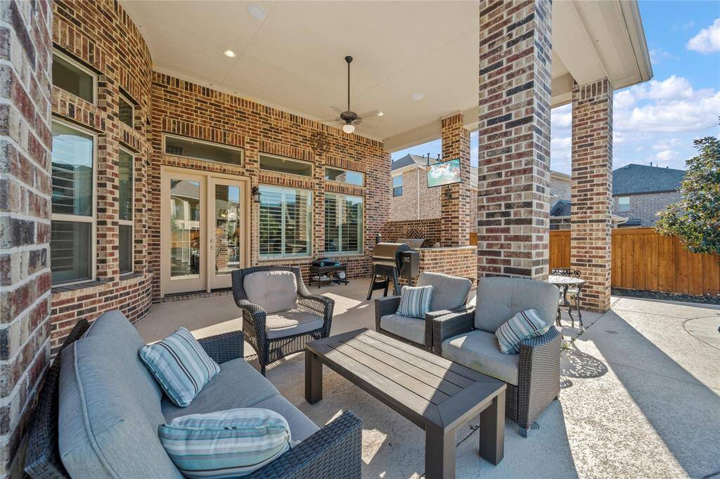 Huge covered patio!
