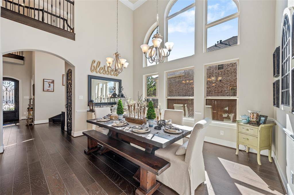 2 story windows in Dining Room!