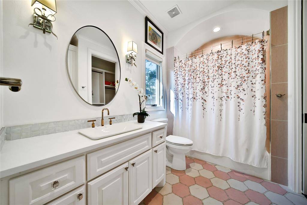Secondary bathroom with walk-in closet and tub/shower.