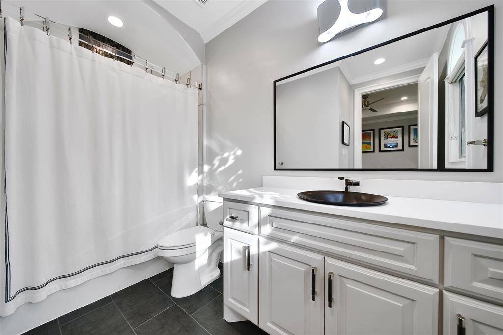 Secondary bathroom with walk-in closet and tub/shower.