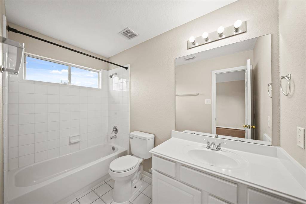 Full bath upstairs