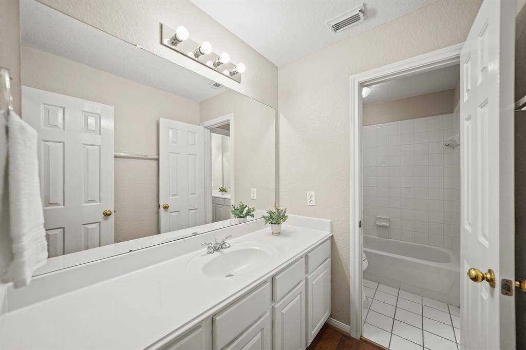 Full bath upstairs