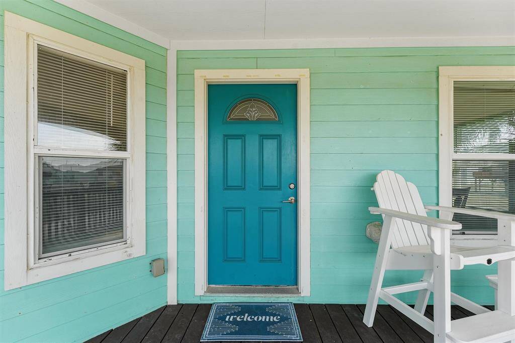 Step into a luxurious lifestyle this Summer! This home is already furnished to start enjoying it right away.