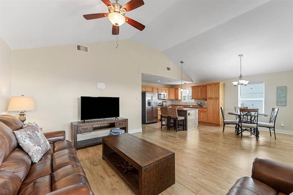 View back to the kitchen. Wow what a bright and cheerful space