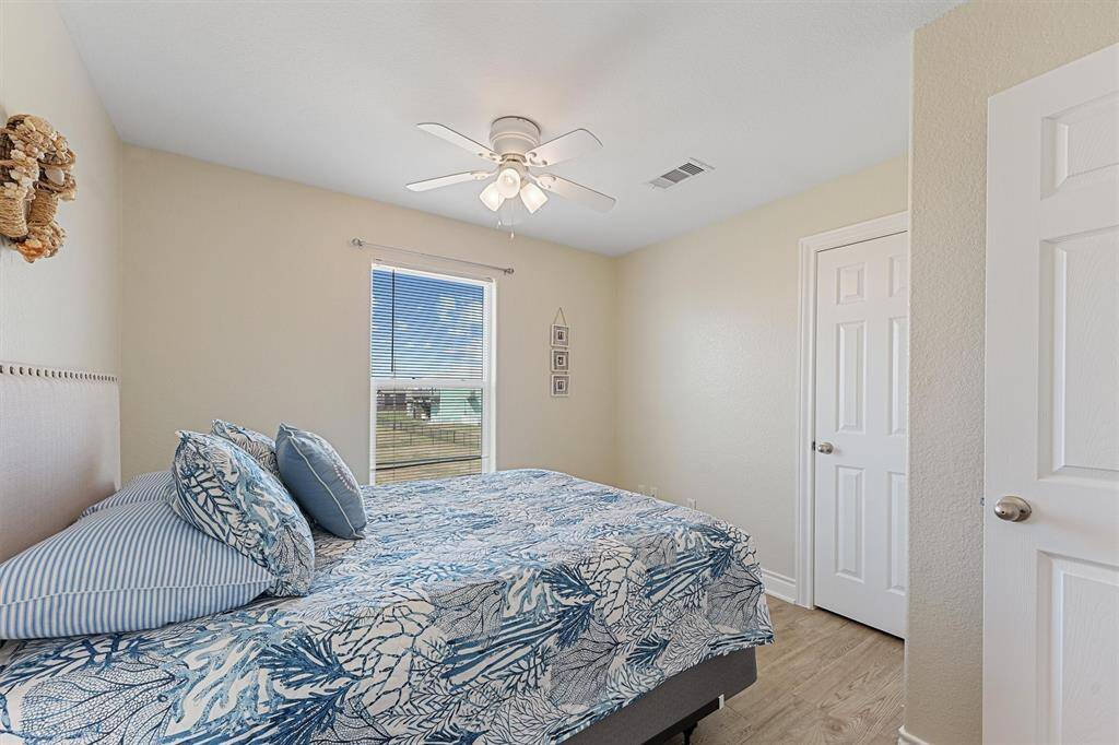 Beachside linen decor stays.