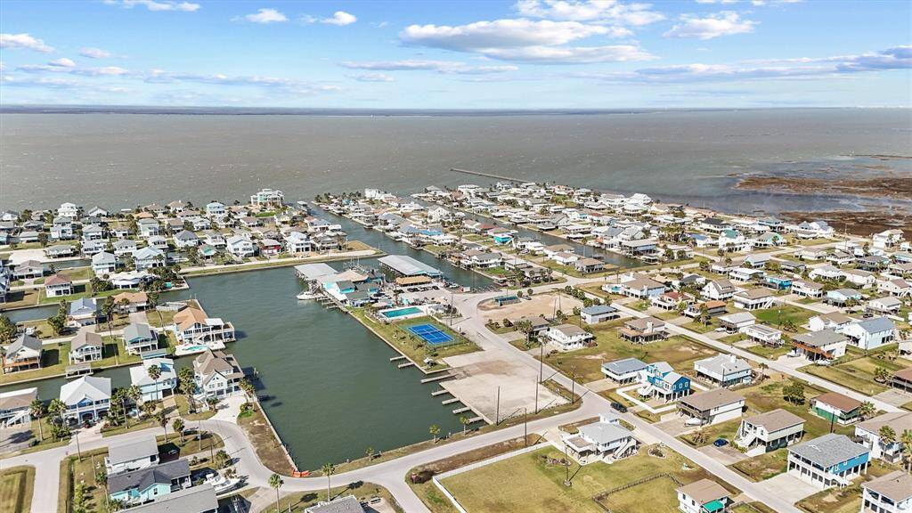 Sea Isle community amenities include Oasis Restaurant, Pool, tennis courts