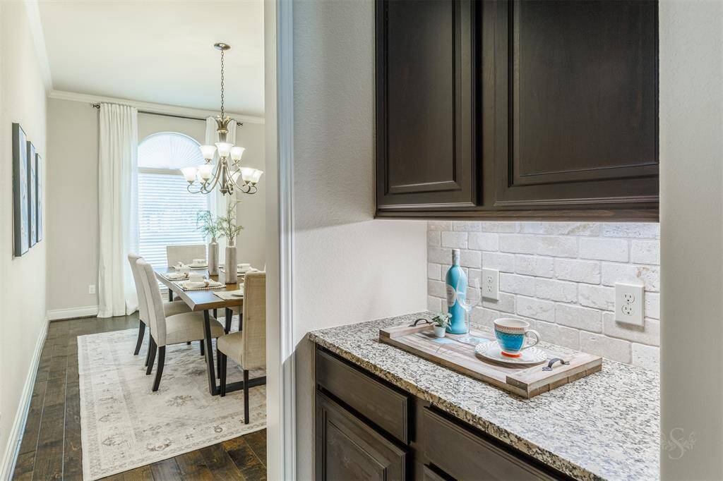 Nestled between the formal dining room and kitchen, this convenient Butler’s Pantry offers granite countertops, ample cabinetry, and plenty of storage to keep everything organized and within reach.
