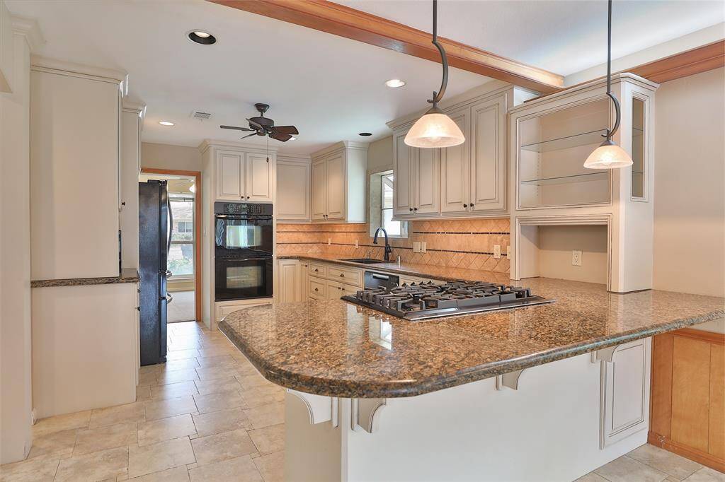 WOW!  Who would not want to cook in this gourmet kitchen!
