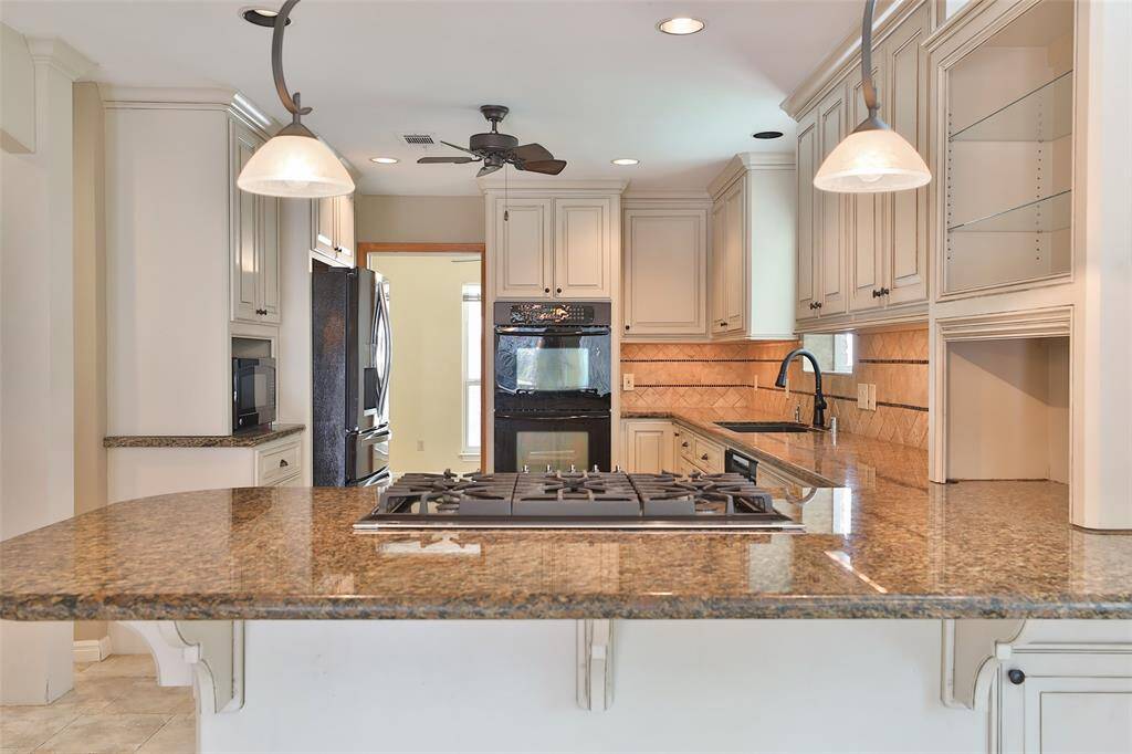 Gas cook top, granite counter tops and under counter lighting!
