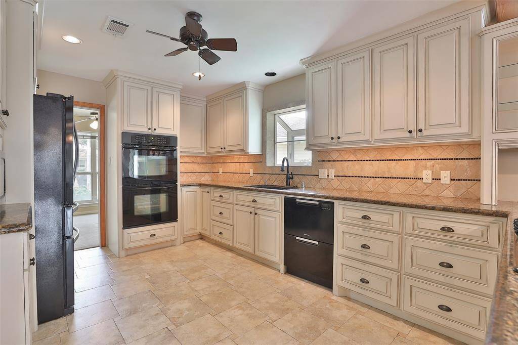 Lots of cabinet space with soft closing drawers and cabinets!  The dishwasher is really 2 separate dishwashers!