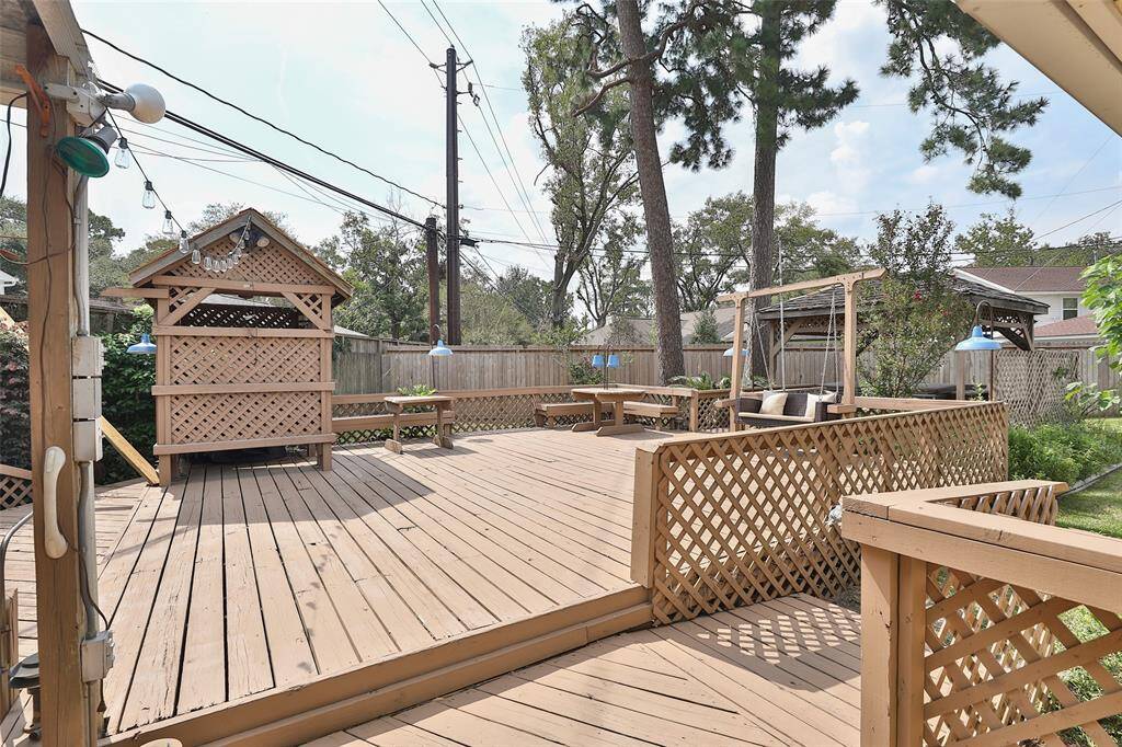 What a wonderful outdoor space for entertaining!  The little building is the covered area with gas grill!