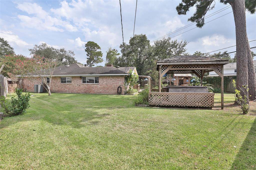 Lots of room for the pool that you always wanted!!!!