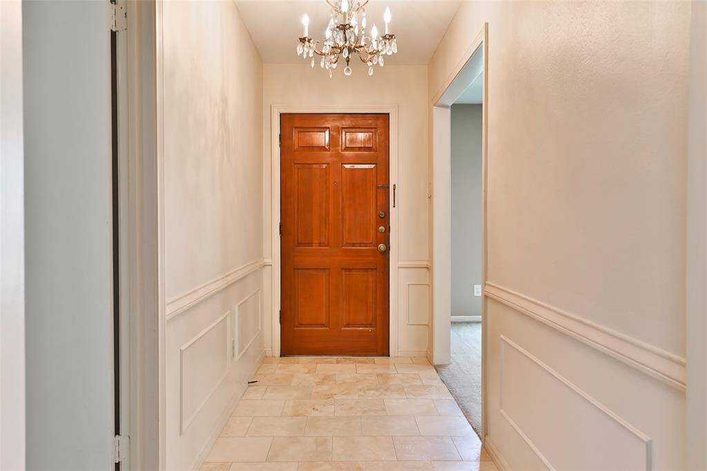 Beautiful entry way with cceramic tile! Don't hit your head on the chandelier!