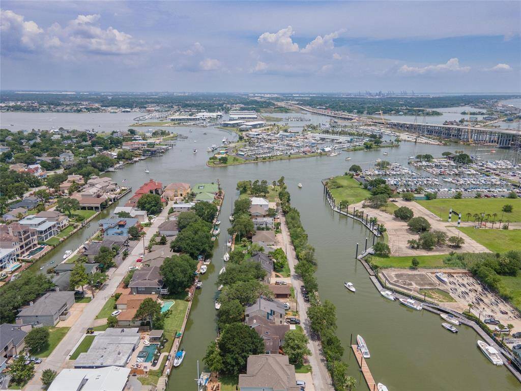 WATERFRONT, WATERFRONT, WATERFRONT! So CLOSE To Galveston Bay And The Kemah Boardwalk/Lighthouse District!