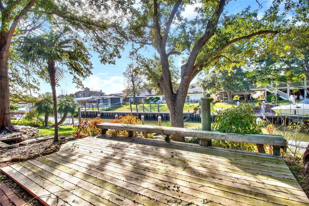 Huge Deck And Shaded Seating A Few Steps From The Covered Deck