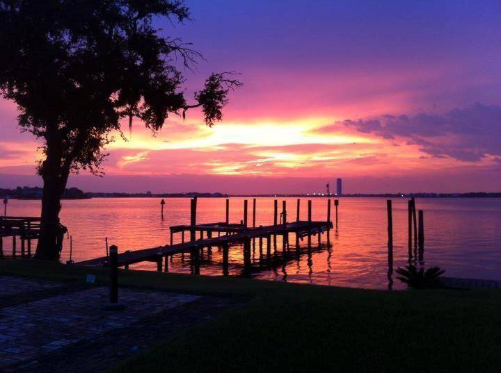 Gorgeous Sunset In Sundail Park, A Short Golfcart Or Walk Away!