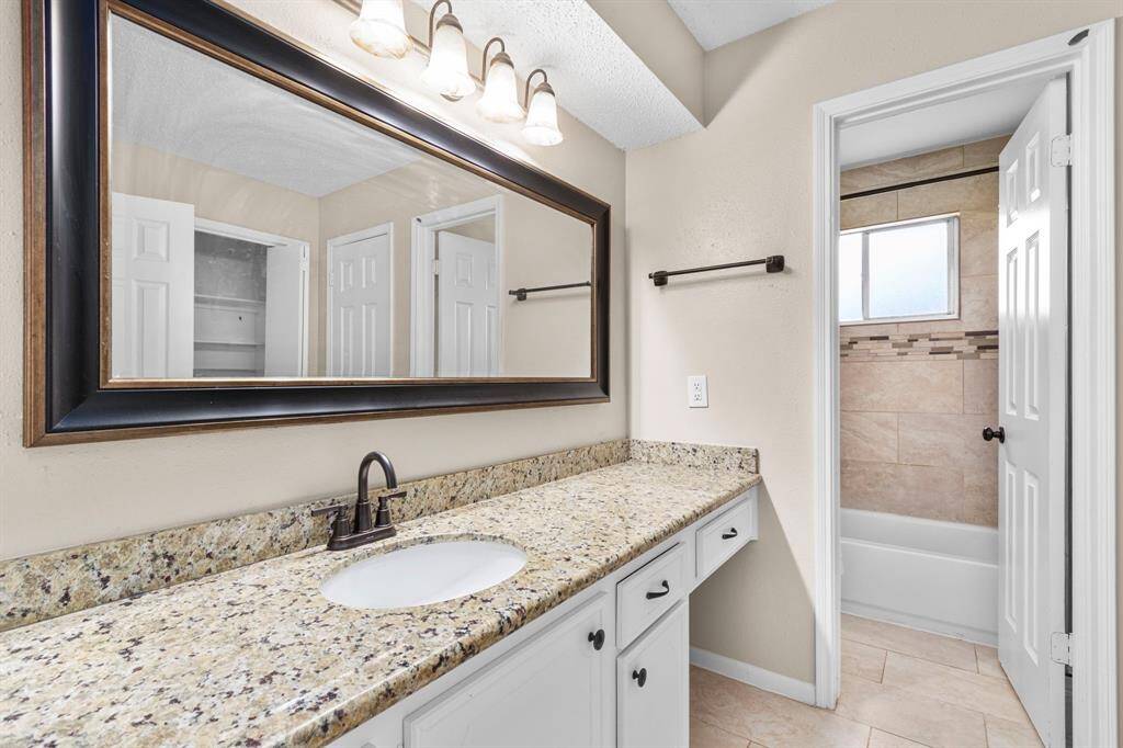 Primary en-suite bathroom
