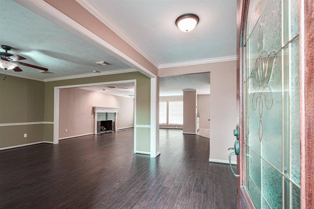Brand new never lived on flooring!