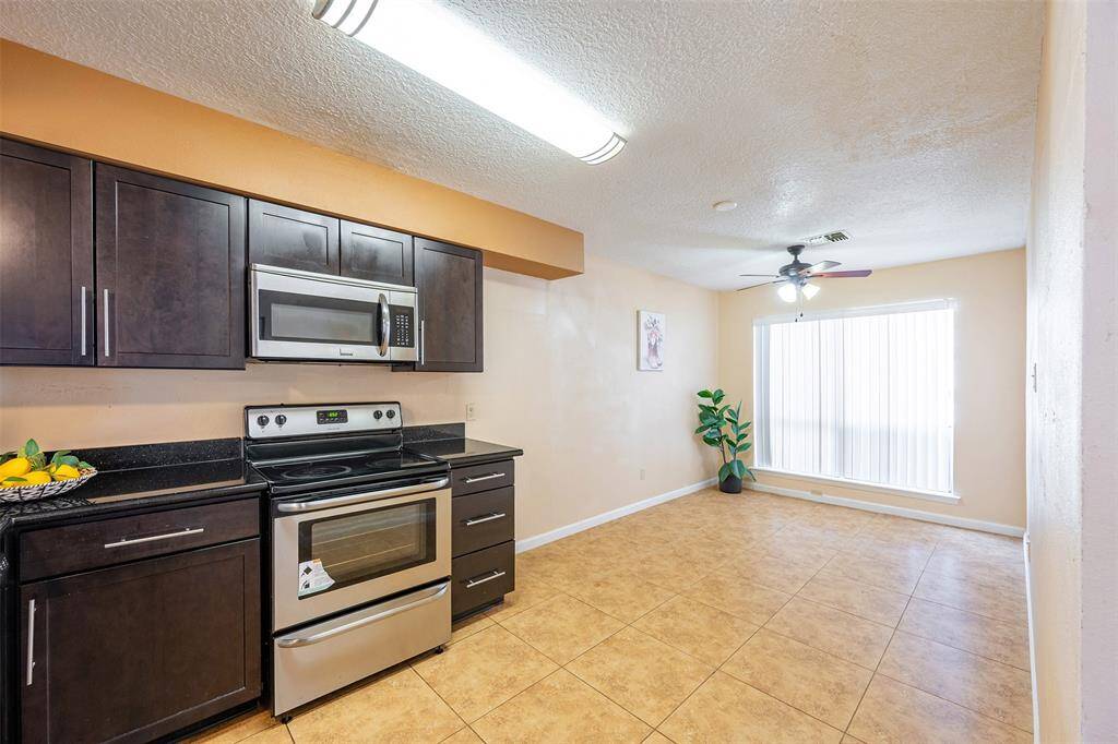 The breakfast area in this eat-in kitchen offers a cozy and convenient space for casual dining, filled with natural light for a warm and inviting atmosphere.